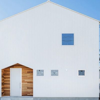 二世帯で暮らす三角屋根の家