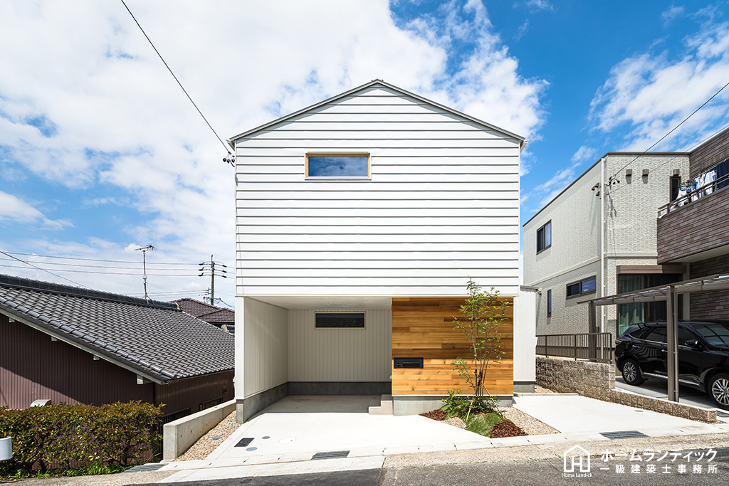建つ
