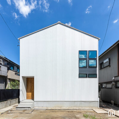 都会の住宅街に建つ23坪のコンパクトな家